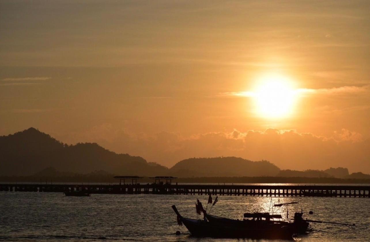 Mook Montra Resort Sea Front Koh Mook Exterior photo